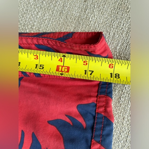 Patagonia Swim Trunks Men’s 34 Board Shorts Hawaiian Patter Red Blue - Picture 7 of 8